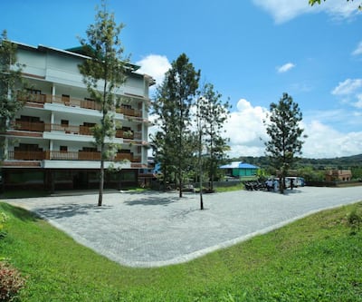 https://imgcld.yatra.com/ytimages/image/upload/t_hotel_yatra_city_desktop/v1433500632/Domestic Hotels/Hotels_Thekkady/Hotel Elephant Route/Overview_1.jpg